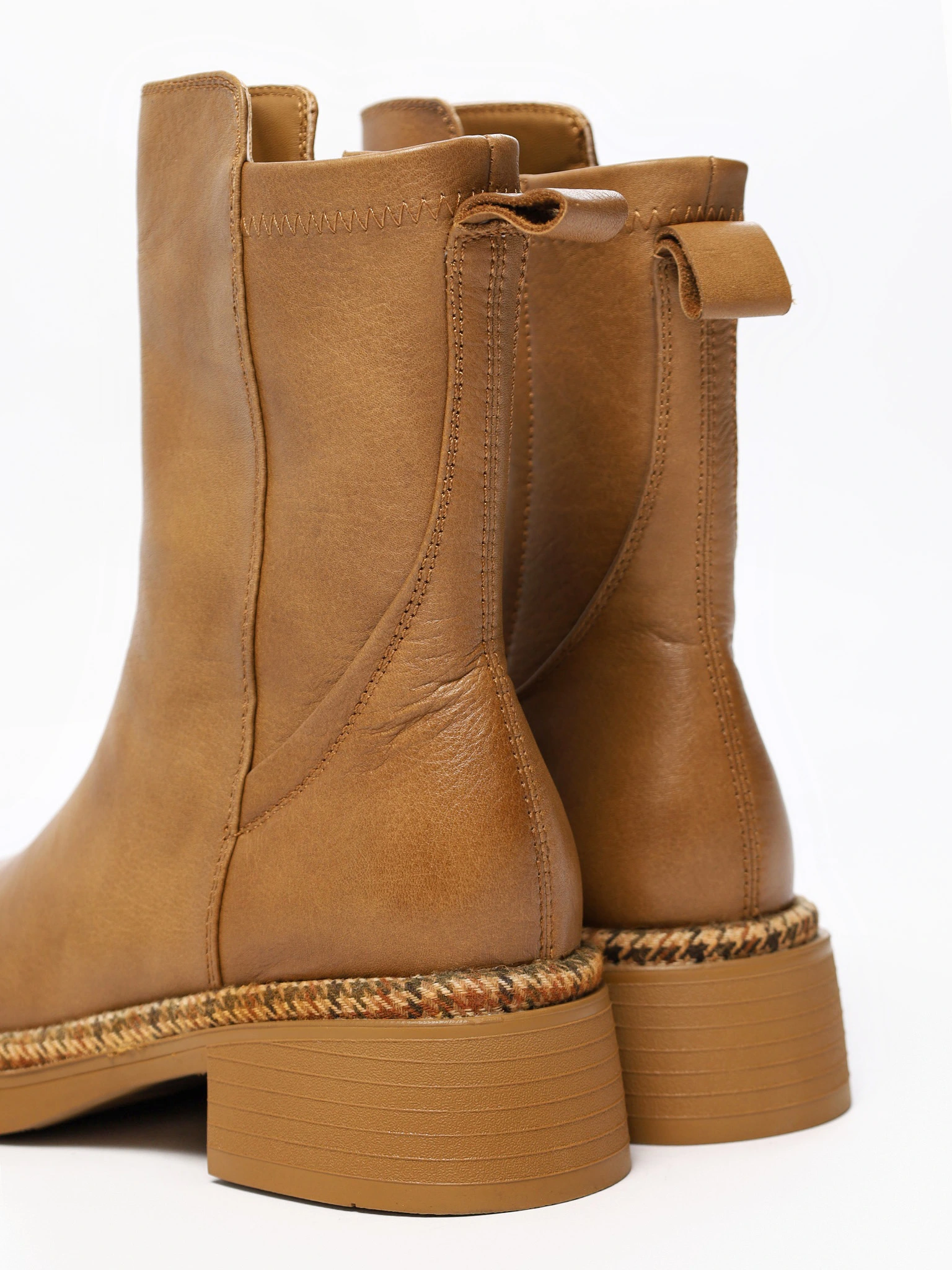 Ботинки светло-коричневого цвета на среднем широком каблуке